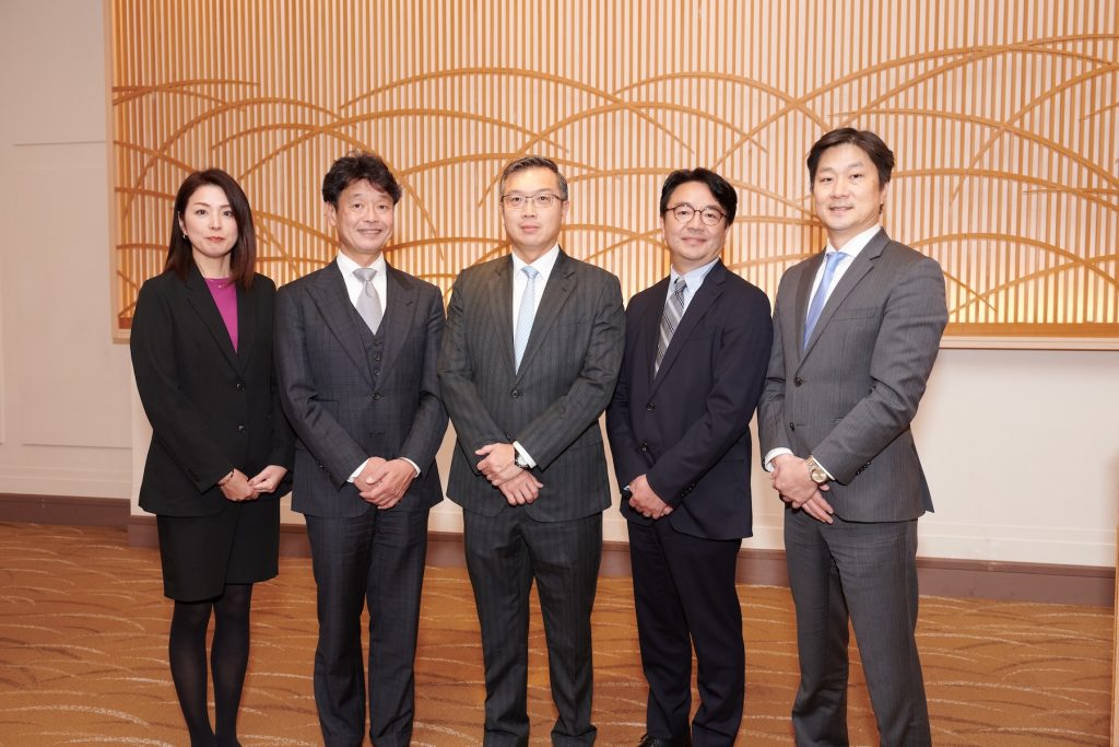 En la foto: Seiko Imamura - Kagoya Asset Management; Sadahiro Kitagawa, Presidente CEO - Kagoya Asset Management; Kelvin Fong, Director Gerente APAC - EdgeConneX; Masahiko Inoue, Jefe de Japón - EdgeConneX; Sam Lee, Director Gerente de Desarrollo Comercial y de Mercado - EdgeConneX.